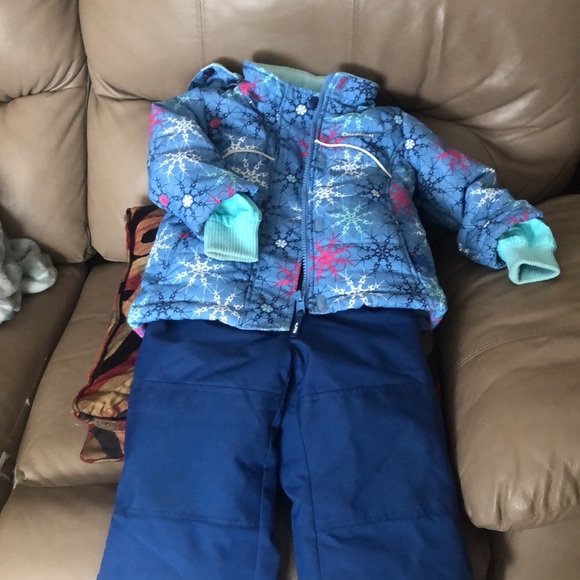 OSHKOSH B’gosh snowsuit…24 months, however, made big. - Picture 7 of 8